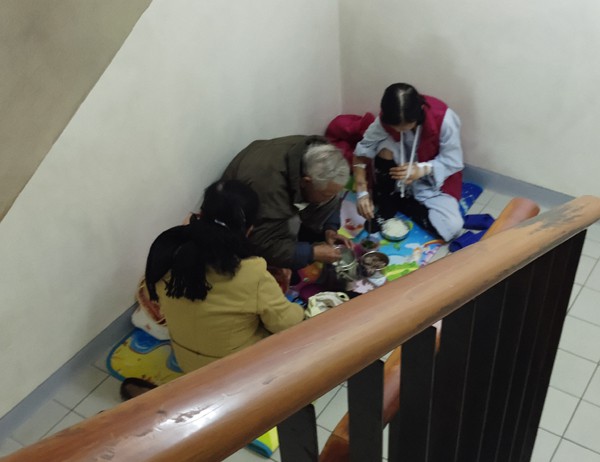 Rét cắt da cắt thịt, người nhà bệnh nhân co ro ngoài hành lang tìm cách trốn lạnh